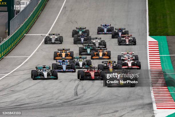 Race start 01 Max Verstappen, Oracle Red Bull Racing, RB18, action 16 Charles Leclerc, Scuderia Ferrari, F1-75, action 55 Carlos Sainz, Scuderia...
