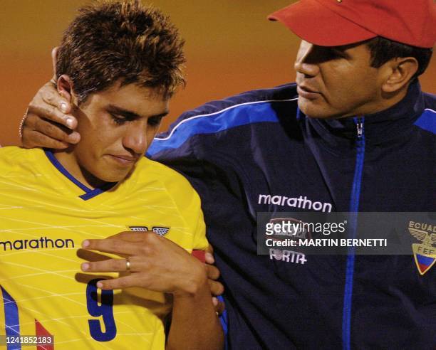 Johnny Balderon es consolado por Vinicio Luna el 18 de enero de 2004, en Valparaiso, Chile, luego que su equipo perdiera por 4-2 por penales frente a...
