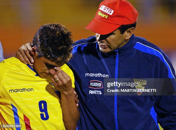 Johnny Balderon es consolado por Vinicio Luna el 18 de enero de 2004, en Valparaiso, Chile, luego que su equipo perdiera por 4-2 por penales frente a...