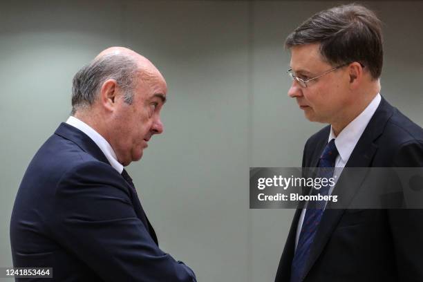 Luis de Guindos, vice president of the European Central Bank, left, and Valdis Dombrovskis, trade commissioner for the European Union , during an...