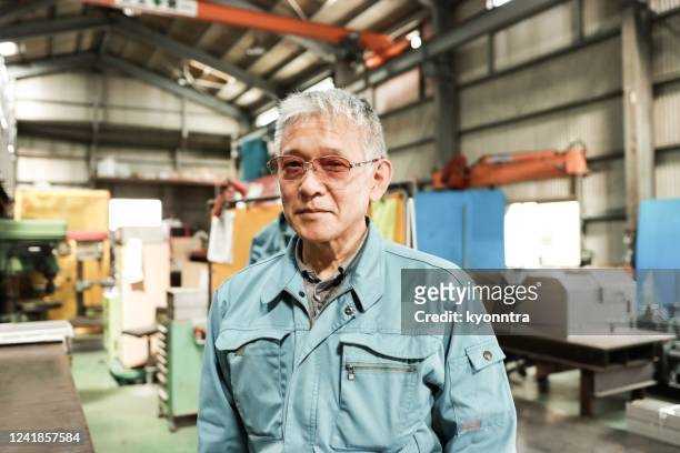 アジアのブルーカラー労働者の肖像 - 工場　日本人 ストックフォトと画像