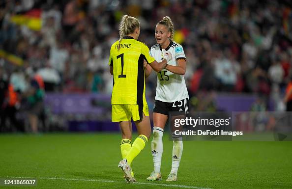 Merle Fromms Merle Frohms of Germany and Giulia Gwinn of Germany celebrate after ...