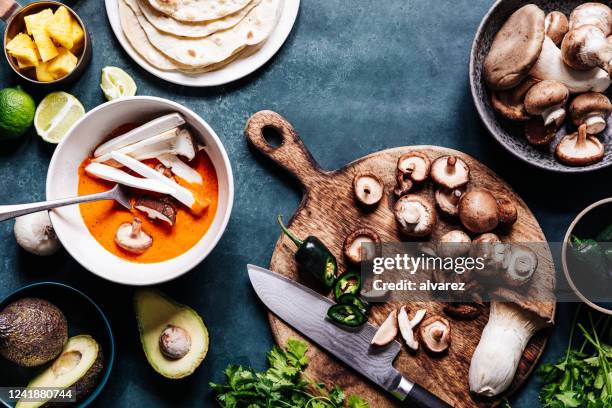 cozinhando tacos veganos na cozinha - king trumpet mushroom - fotografias e filmes do acervo