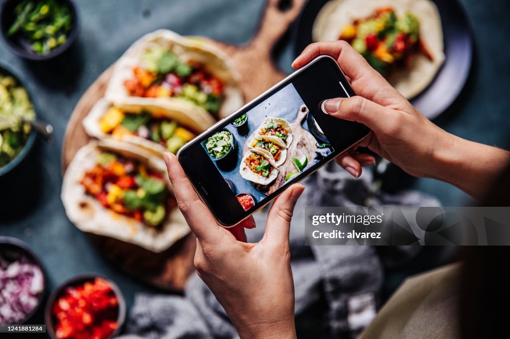 Hände des Kochs fotografieren mexikanische Tacos