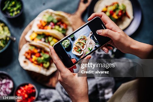 Manos de cocinero fotografiando tacos mexicanos Manos de cocinero fotografiando tacos mexicanos