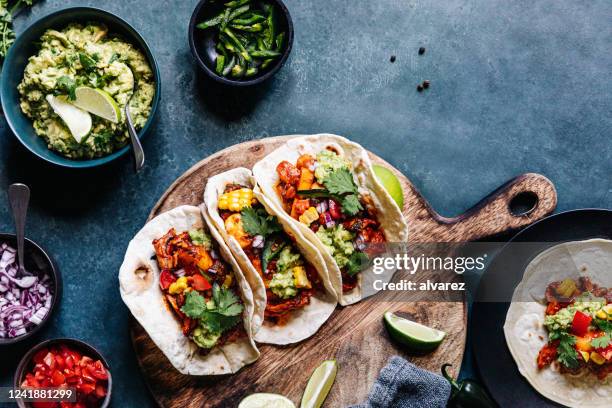 廚房木板上的素食玉米餅 - taco 個照片及圖片檔
