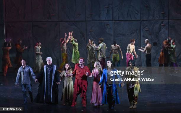 Canadian singer Daniel Lavoie as Frollo, Italian singer Angelo Del Vecchio as Quasimodo, Lebanese singer Hiba Tawaji as Esmeralda and other cast...