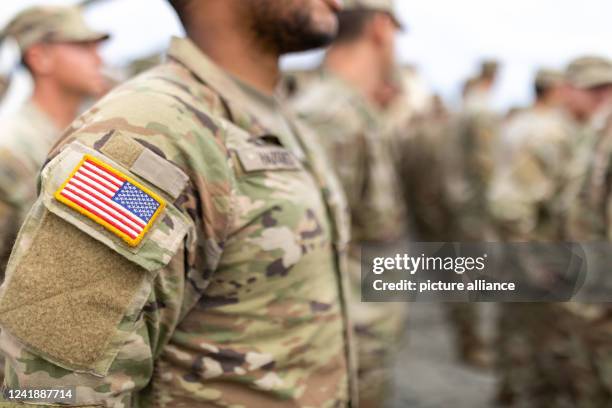 July 2022, Bavaria, Grafenwöhr: U.S. Army soldiers of the 1st Brigade of the 3rd Infantry Division stand side by side during a visit by the German...