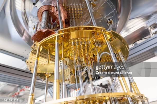 July 2022, Bavaria, Garching: A cryostat from a quantum computer stands during a press tour of the Leibniz Computing Center. The computing center is...