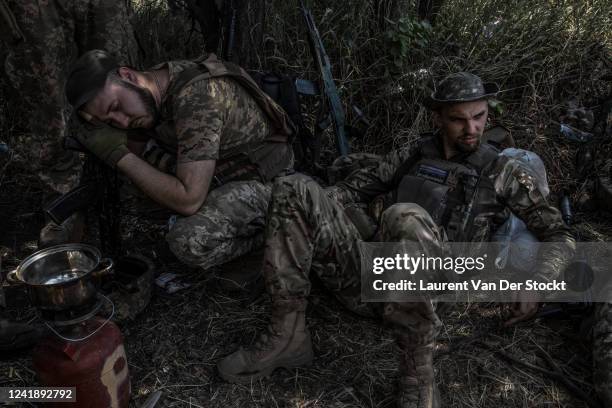 Paratroopers from the 81st Airmobile Battalion who arrived in Seversk after fighting against Russian troops advancing towards Lyssytchanks relaxes on...