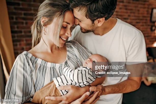 nuestro bebé, nuestra felicidad - mum dad and baby fotografías e imágenes de stock