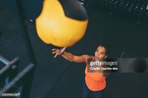 de baloefening van de muur - crossfit stockfoto's en -beelden