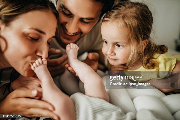 somos una linda familia - newborn fotografías e imágenes de stock