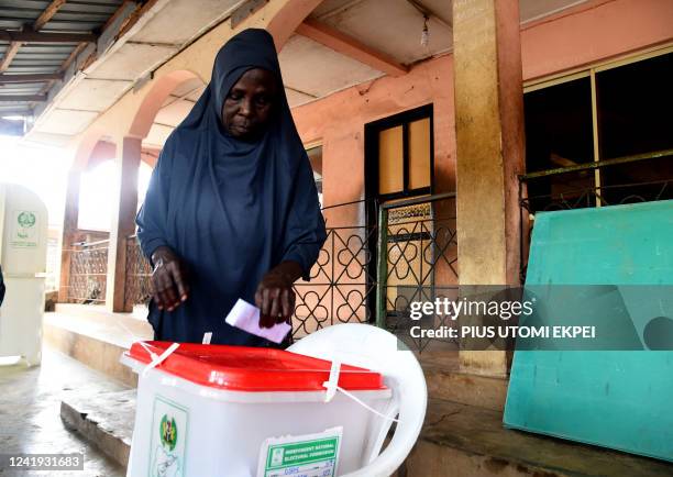 Woman casts her ballot at a polling station during the gubernatorial election at Ede in Osun State, southwest Nigeria, on July 16, 2022. - Voters...