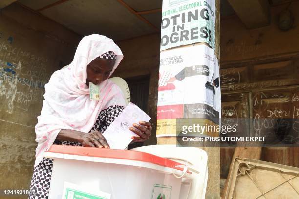 Woman casts her ballot at a polling station during the gubernatorial election at Ede in Osun State, southwest Nigeria, on July 16, 2022. - Voters...