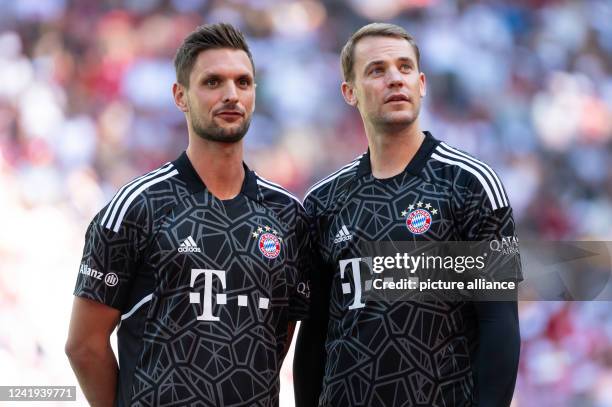 July 2022, Bavaria, Munich: Soccer: Bundesliga, team presentation and training FC Bayern at the Allianz Arena. Goalkeeper Manuel Neuer and goalkeeper...