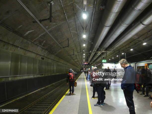 mensen die op de trein in oslo, noorwegen wachten - treinstation stockfoto's en -beelden