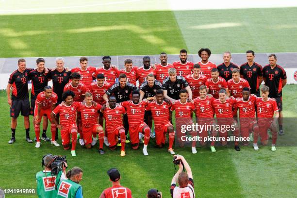 July 2022, Bavaria, Munich: Soccer: Bundesliga, team presentation and training FC Bayern at the Allianz Arena. Serge Gnabry , Joshua Kimmich, Sadio...