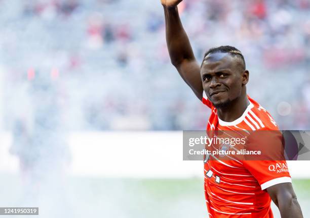 July 2022, Bavaria, Munich: Soccer: Bundesliga, team presentation and training FC Bayern at Allianz Arena. Sadio Mane in action. Photo: Sven...