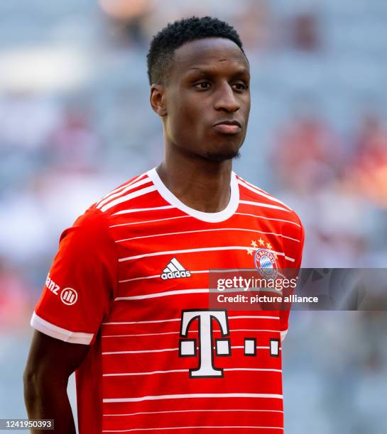 July 2022, Bavaria, Munich: Soccer: Bundesliga, team presentation and training FC Bayern at Allianz Arena. Bouna Sarr in action. Photo: Sven...