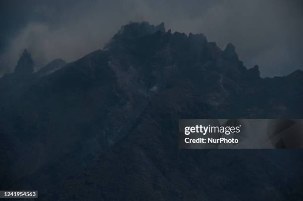Kubah Gunung Sinabung terlihat dari Simpang Empat, Karo, Provinsi Sumatera Utara, Indonesia pada 16 Juli 2022. The Volcanology and Geology Disasters...