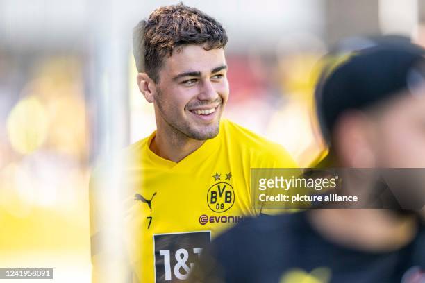 July 2022, Switzerland, Bad Ragaz: Soccer, Borussia Dortmund training camp, day 3: Gio Reyna stands on the sidelines and laughs. Photo: David...