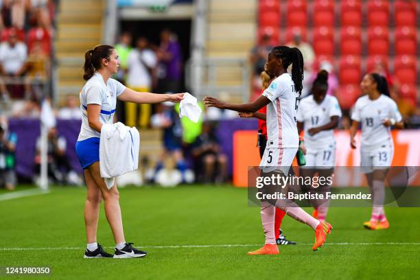 Aissatou TOUNKARA of France takes a fresh towel on a cooling break during the UEFA Women's European Championship Group Stage - Group D match between...