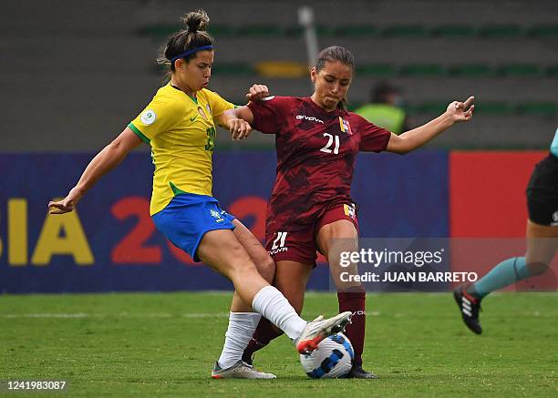 Brazil's Fe Palermo and Venezuela's Barbara Olivieri vie for the ball during their Conmebol 2022 women's Copa America football tournament match at...