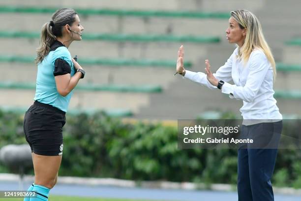 Referee Zulma Quinoñez argues with Pamela Conti coach of Venezuela during a match between Venezuela and Brazil as part of Women's CONMEBOL Copa...