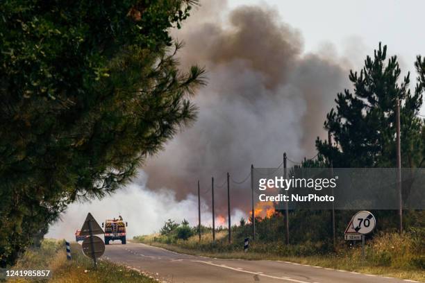 In Gironde,Not far from Landuras,the fire is getting closer to the villages,like here in Hostens,the firemen are doing their best to contain the...