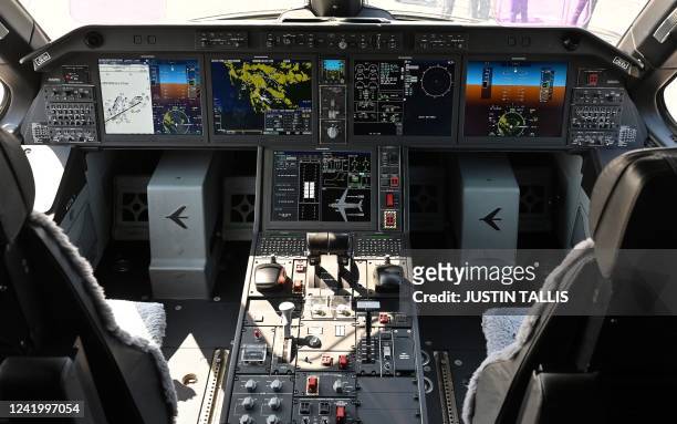 293 Embraer Cockpit Photos and Premium High Res Pictures - Getty Images