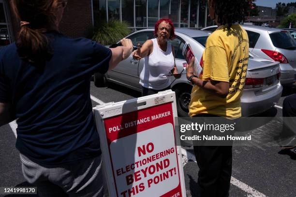 Voting Guide Panphlets 620 Hand Pamphlet Stock Photos, High-Res Pictures, and Images - Getty ...