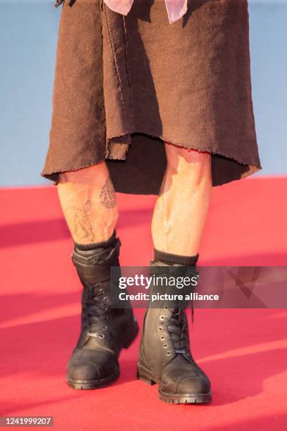 Brad Pitt, actor, wears a skirt as he arrives at the German premiere of the motion picture "Bullet Train" at the Zoopalast. Photo: Christoph...