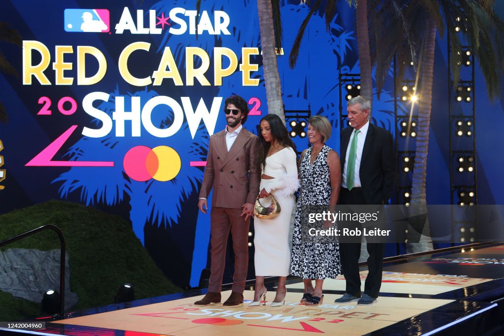 Dansby Swanson of the Atlanta Braves takes the red carpet with family