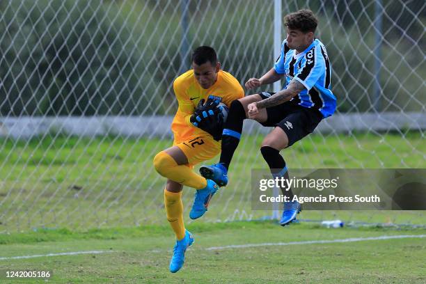 José Sebastián Amasifuen de Paz gaolkeeper of Alianza Lima fights for the ball with Arthur Viana of Gremio during the match between Gremio and...
