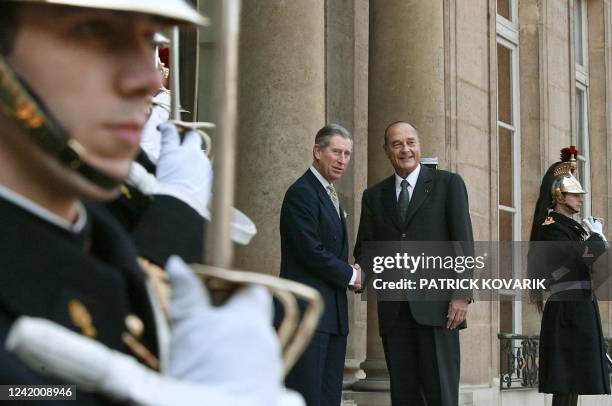 Le président Jacques Chirac accueille le Prince de Galles, Charles d'Angleterre , le 06 février 2003 au Palais de l'Elysée à Paris, avant un...