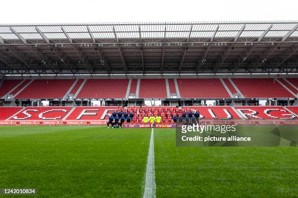 July 2022, Baden-Wuerttemberg, Freiburg: Team photo of SC Freiburg in the 22/23 season. Back row: Noah Weißhaupt, Kevin Schade, Christian Günter,...