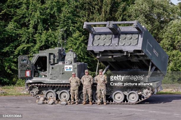 July 2022, Bavaria, Grafenwöhr: U.S. Soldiers stand in front of the Multiple Rocket Launch System during a U.S. Army multinational artillery fire...
