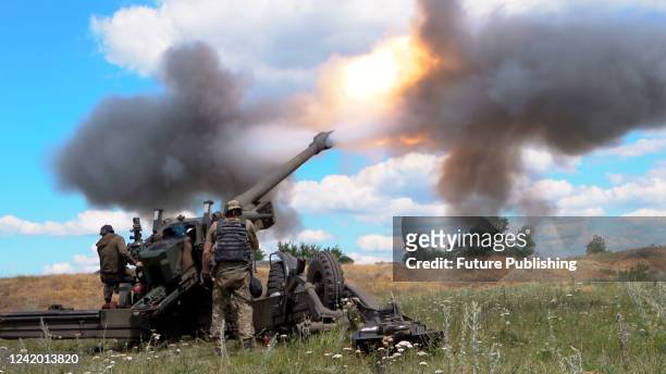 Ukrainian servicemen fire a towed howitzer in eastern Ukraine. This photo cannot be distributed in the Russian Federation.