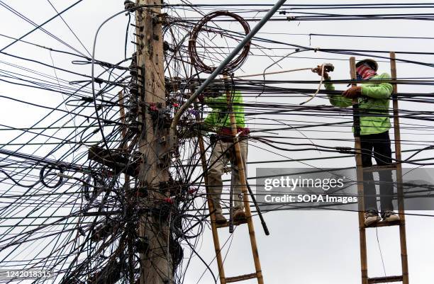 Employees seen working on the lines. Officials and related agencies in the power industry work together to reorganise tangled power lines in Chiang...