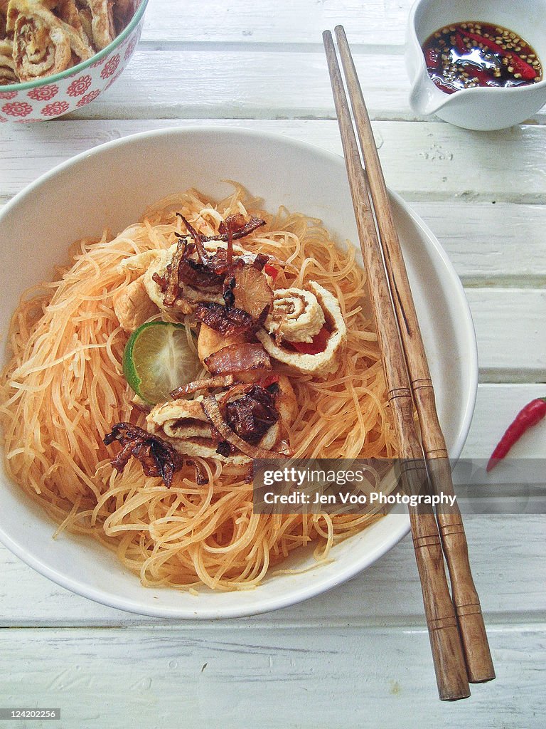 Spicy thai stir fried rice noodles