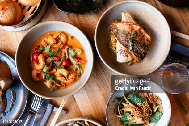 vista desde arriba de una mezcla de asia sudoriental, comida asiática típica - hot pot dish fotografías e imágenes de stock