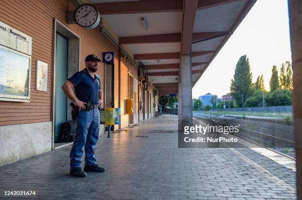 Two non-EU citizens guilty of assault, inside the Rieti station. One of the two shot his rival with an air gun. At the scene, the State Police...