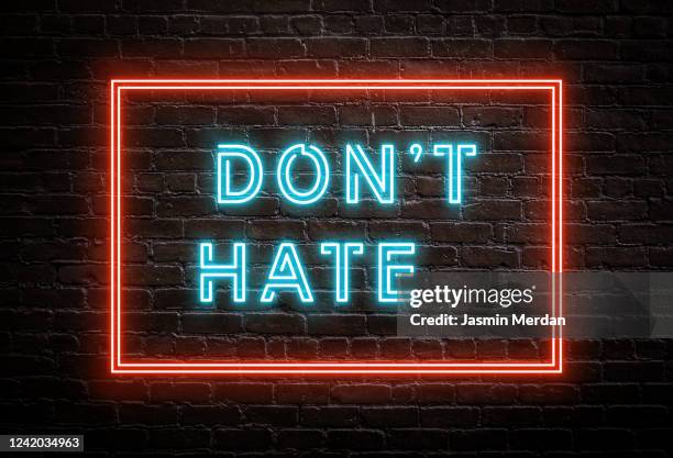 don't hate - neon message on brick wall - blackout tuesday photos et images de collection