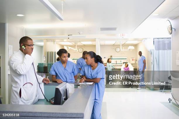 doctors and nurses working in emergency room - schwesterntisch stock-fotos und bilder