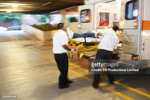 medics transporting patient to hospital - person in emergency hospital stockfoto's en -beelden