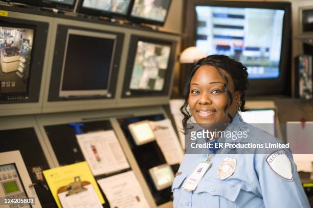 guarda de segurança americanas africano na sala de controlo - security guard imagens e fotografias de stock