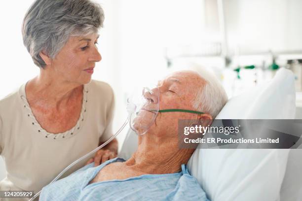 mulher com máscara de oxigênio assistindo marido no hospital-size - oxygen mask - fotografias e filmes do acervo