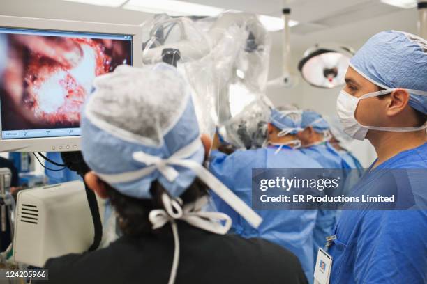 Surgeon Using Monitor 5,015 Operating Room Monitor Stock Photos, High-Res Pictures, and ...
