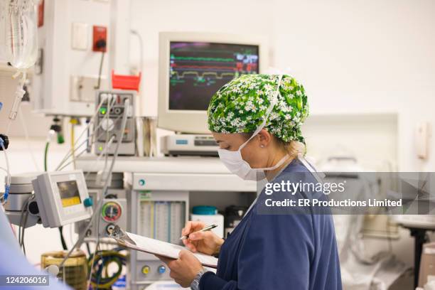 Nurses Using Machines 401 Nurse Working Machine Stock Photos, High-Res Pictures, and Images ...